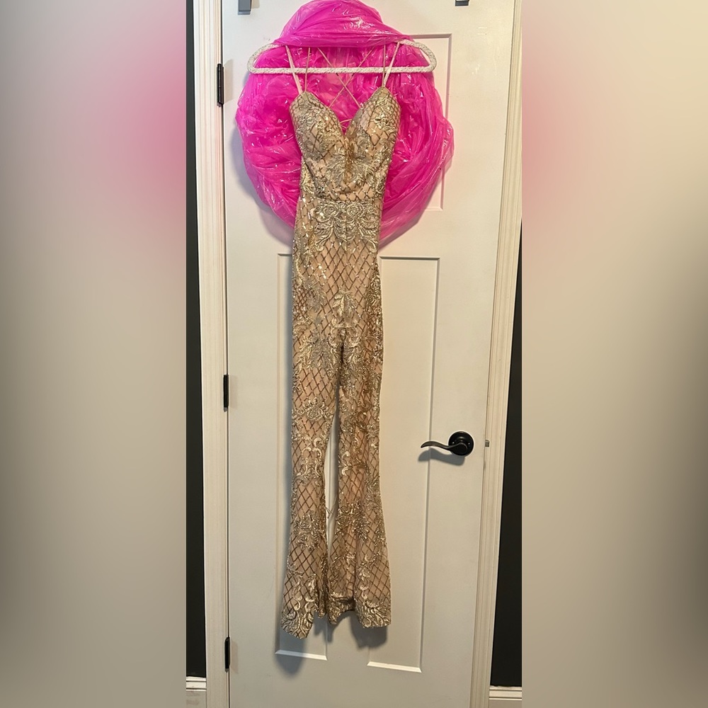 0-4 due to the way the back is made gold fun pattern